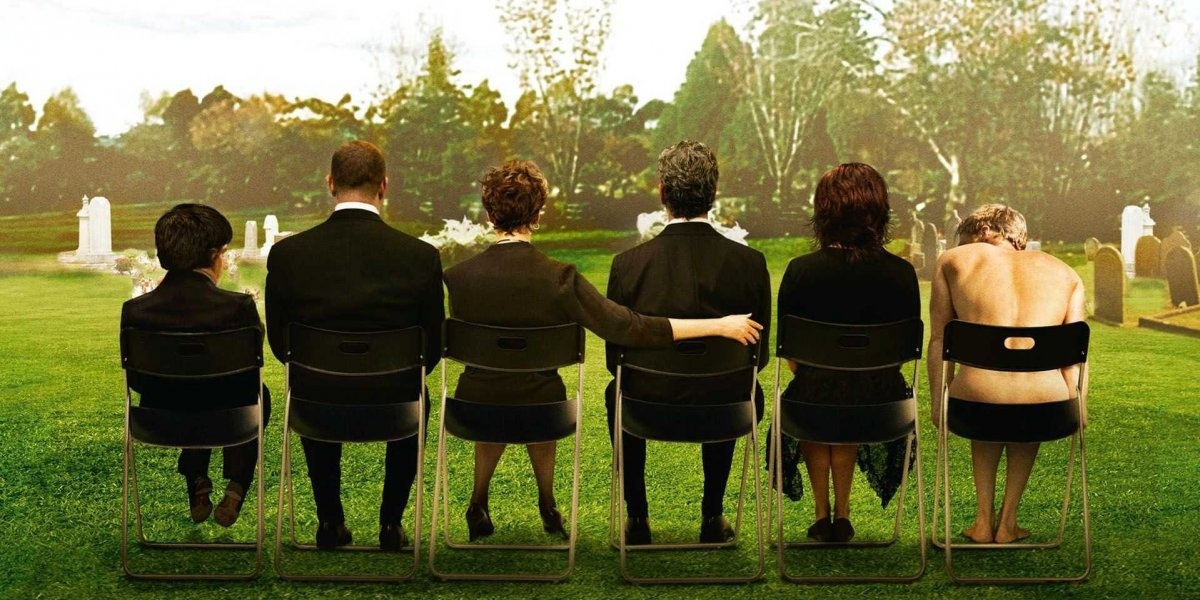 Trong một thập kỷ tiếp theo, Peter Dinklage khá bận rộn với nhiều vai diễn nhỏ ở cả mảng điện ảnh lẫn truyền hình. Anh từng lồng tiếng cho nhân vật Thuyền trưởng Gutt trong phim Ice Age: Continential Drift, hẹn hò với Liz Lemon (do Tina Fey thủ vai) trong 30 Rock và xuất hiện trong Death at a Funeral ở cả hai phiên bản Anh - Mỹ.