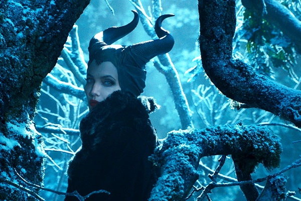 Vi sao ‘Tien hac am’ cua Angelina Jolie hot bac van bi che? hinh anh