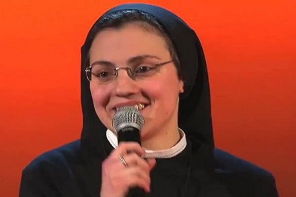 Man trinh dien 'Lungo la riva' cua nu tu si Cristina Scuccia hinh anh