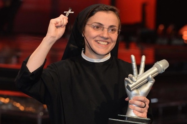 Nu tu si giat ngoi quan quan The Voice Y hinh anh