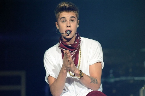 Justin Bieber tim kiem su cuu roi trong ton giao hinh anh