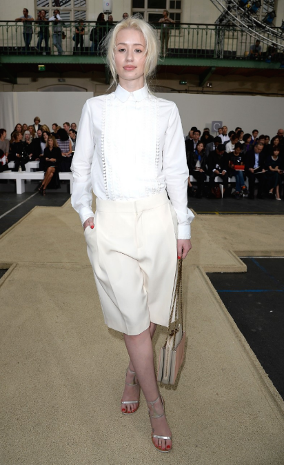 Có lúc Iggy Azalea rap những lời ca tục tĩu, nhưng cô vẫn muốn nâng tầm tên tuổi của bản thân bằng cách thâm nhập vào giới thời trang. Nữ ca sĩ từng được ngồi hàng đầu trong Tuần lễ Thời trang tại New York và Paris, tham dự bữa tiệc hậu Oscar đẳng cấp do tạp chí Vanity Fair tổ chức, và được cả Vogue lẫn Harper’s Bazaar chọn là ngôi sao ăn mặc có phong cách.