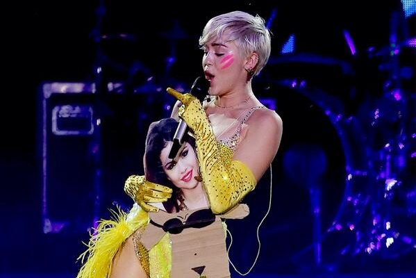 Nghi an Miley Cyrus xo xien Selena Gomez tren san khau hinh anh