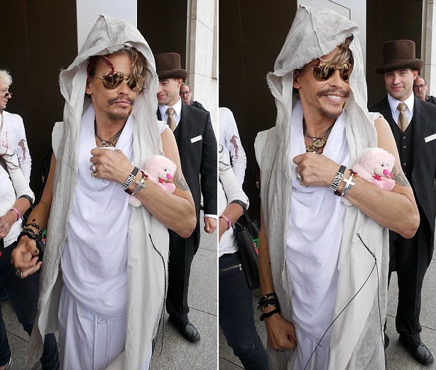 Cận cảnh bộ trang phục khó tả của Steven Styler.