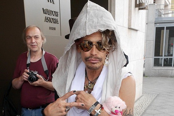 Ngoi sao nhac rock U70 gay soc khi om gau bong dao pho hinh anh