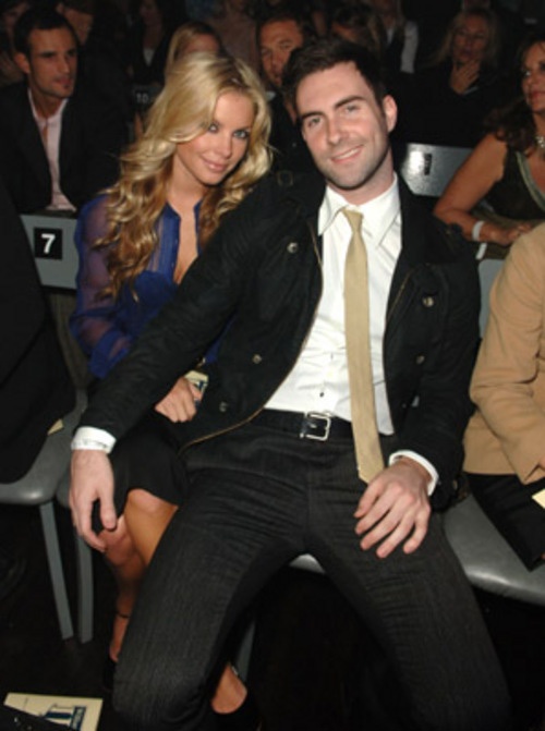 Adam Levine bắt đầu hẹn hò với người mẫu kiêm nhân viên phục vụ cocktail - Rebecca Ginos vào năm 2006 khi cả 2 gặp nhau trong tiệc sinh nhật tuổi 21 của người đẹp này. Tuy nhiên, mối tình cả hai diễn ra khá ngắn ngủi. Khoảng cuối năm 2007, nhiều nguồn tin đã khẳng định cặp đôi đường ai nấy đi