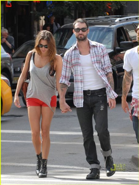 Angela Bellotte rơi vào ái tình của thủ lĩnh Maroon 5 vào năm 2009. Cánh săn ảnh đã phát hiện cặp đôi tay trong tay ở sân bay. Tuy nhiên, chưa đầy một năm sau, cả hai đôi ngả chia ly.