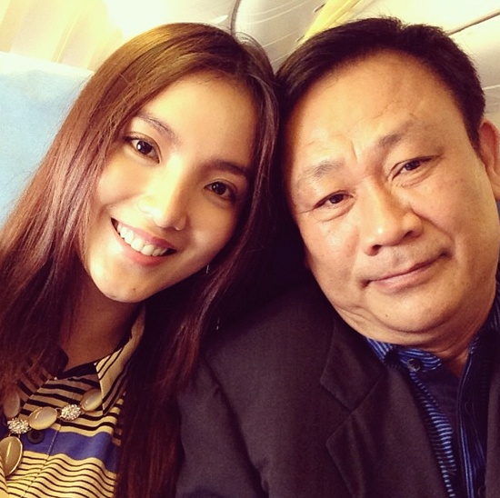 Nếu mẹ luôn dịu dàng thì bố lại là chỗ dựa tình thần vững chắc ho người đẹp Huỳnh Bích Phương. Bố Huỳnh Bích Phương lại là Giáo sư toán học Huỳnh Bá Lân, kiêm Chủ tịch hội đồng quản trị trường Đại học Kinh tế - Tài chính của TP.HCM, Chủ tịch HĐQT Công ty Cổ phần Kiến Á, thành viên HĐQT Công ty cổ phần Fiditour (FDT), Thành viên HĐQT Ngân hàng TMCP Kiên Long (Kienlongbank) - một người giàu có xếp hạng cao ở Việt Nam.