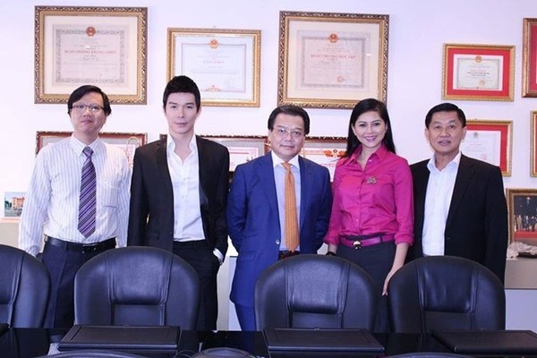 Nanthan Lee và bố (áo vest xanh giữa) còn những người bạn thân thiết, dành nhiều tình cảm, sự quan tâm cho nhau. Bố Nathan Lee là ông Trương Triều Dương - Đại sứ Việt Nam tại Philippines sau khi hết nhiệm kỳ trước đó tại Tây Ban Nha. Ông đồng thời cũng đang giữ chức vụ là Vụ trưởng, Trưởng đại diện Quan chức cao cấp của Việt Nam tại Diễn đàn hợp tác Á - Âu, Thống đốc Quỹ Á - Âu của Việt Nam.