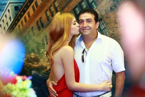 Dù vướng phải không ít scandal nhưng Andrea vẫn mạnh mẽ vượt qua tất cả bởi bên cạnh cô có sự cổ vũ, động viên rất lớn của bố. Bố Andrea làm nghề kinh doanh chính vì thế 2 chị em cô đã được bố đưa sang Việt Nam từ khi Andrea 8 tuổi. Đối với Andrea bố là người quan trọng nhất: 