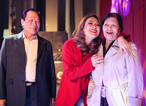 Bố Mỹ Tâm có gương mặt phúc hậu, hiền lành. Ông là người đã ủng hộ và bên cạnh 