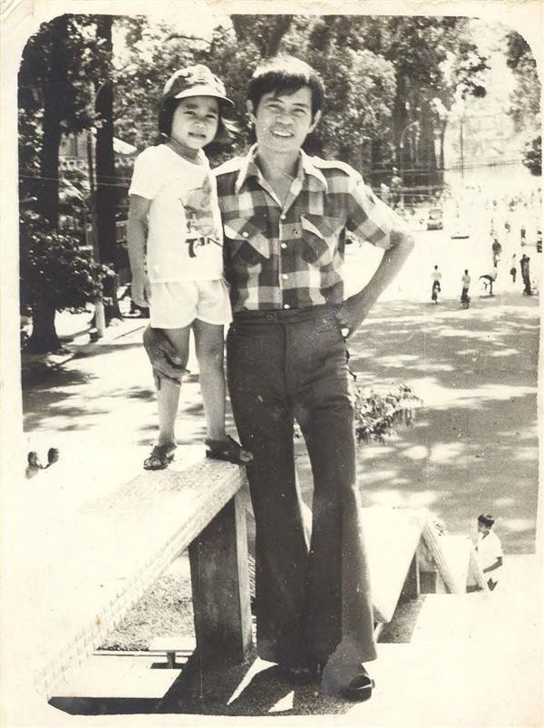  Nói về cha mẹ của mình, Thu Minh dành nhiều tình cảm trìu mến và hạnh phúc. Cô chia sẻ bố là người thuyết phục, là người tôi dễ chia sẻ và chịu khó nghe tôi kể chuyện tâm sự nhưng mẹ là người tác động lớn đến tính cách và cuộc sống. Tôi như là một bản sao nhỏ của mẹ vậy. Tôi khó tính từ bé, giống hệt mẹ. Tôi không nhiều bạn bè, thẳng thắn, bạn bè cũng phải nể nang, chịu đựng tôi lắm...