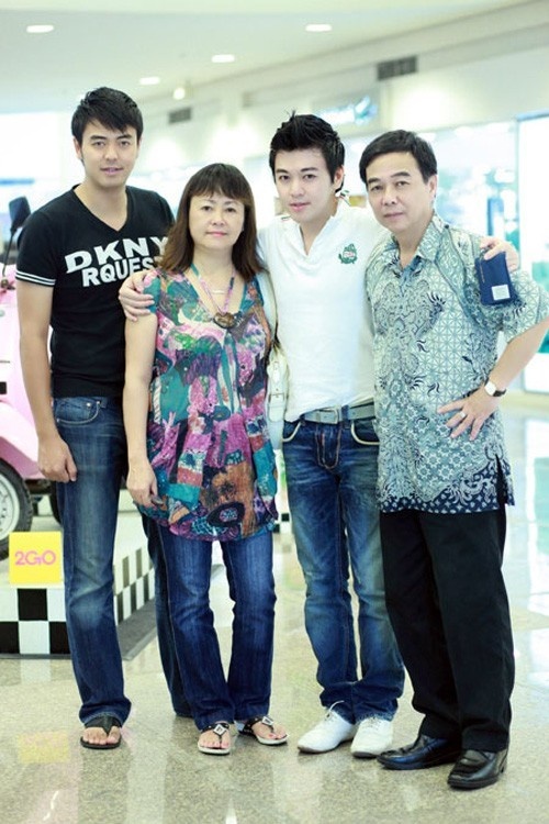 Ca sĩ Phan Anh và MC Tuấn Tú là những mỹ nam của showbiz Việt bởi bố họ khá đẹp trai và trẻ trung. Bố của MC Chiếc nón kỳ diệu đang là tham tán tại Philippines.