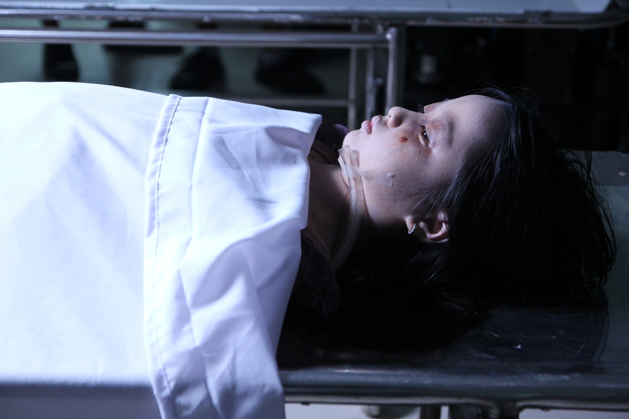 Thanh Mỹ nằm trên một cái cáng được đặt trong nhà xác và phải tập nín thở khoảng 30s khi máy quay những cảnh cận mặt. 