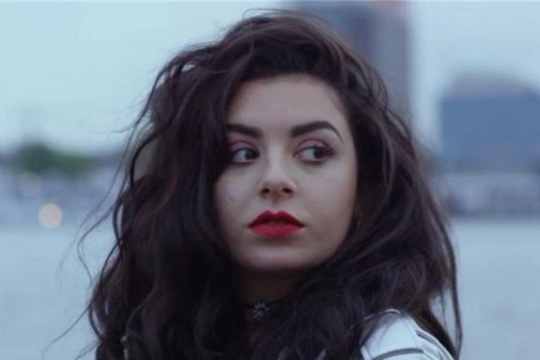 'Boom Clap' cua Charli XCX hinh anh