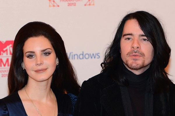 Lana Del Rey chia tay ban trai lau nam hinh anh