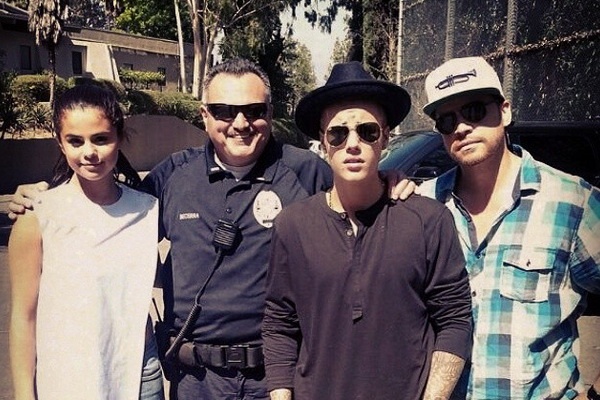 Justin Bieber dat Selena Gomez di choi so thu hinh anh