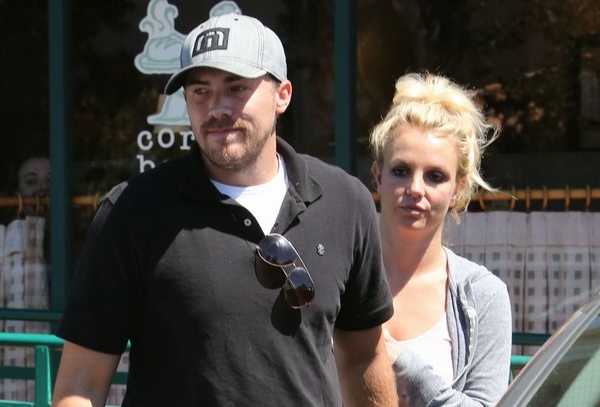 Britney Spears chua chia tay ban trai hinh anh