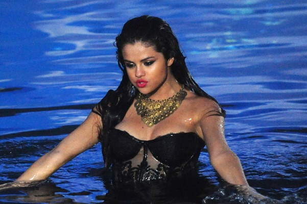 Nghi an Selena Gomez dinh nang nguc hinh anh