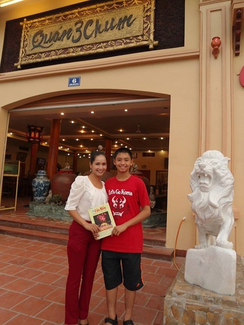 Minh Nguyệt và con trai.