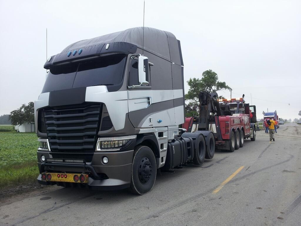 Một chiếc Freightliner Argosy đang thực hiện nhiệm vụ của mình.