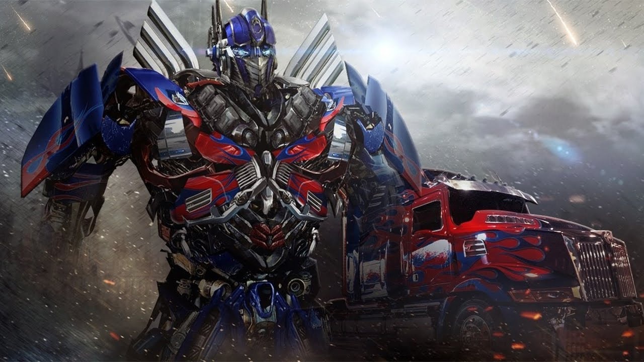 Optimus Prime bên cạnh hình dáng xe tải của mình.