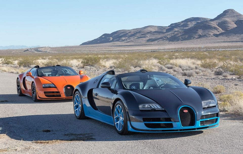 Hai chiếc xe Veyron Vitesse khoe sắc.