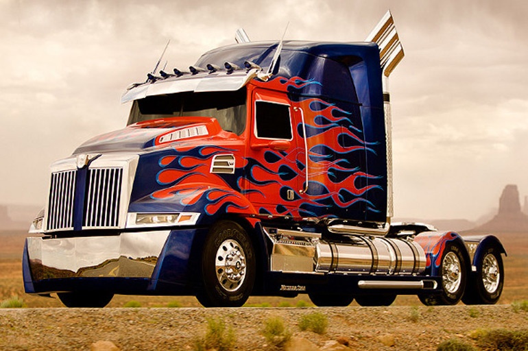 Chiếc xe tải Western Star Trucks 4900 xuất hiện trong Transformers: Age of Extinction.