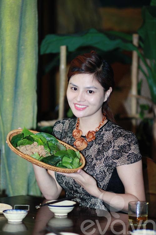 Mới đây, cô tiếp tục mở một quán ăn.