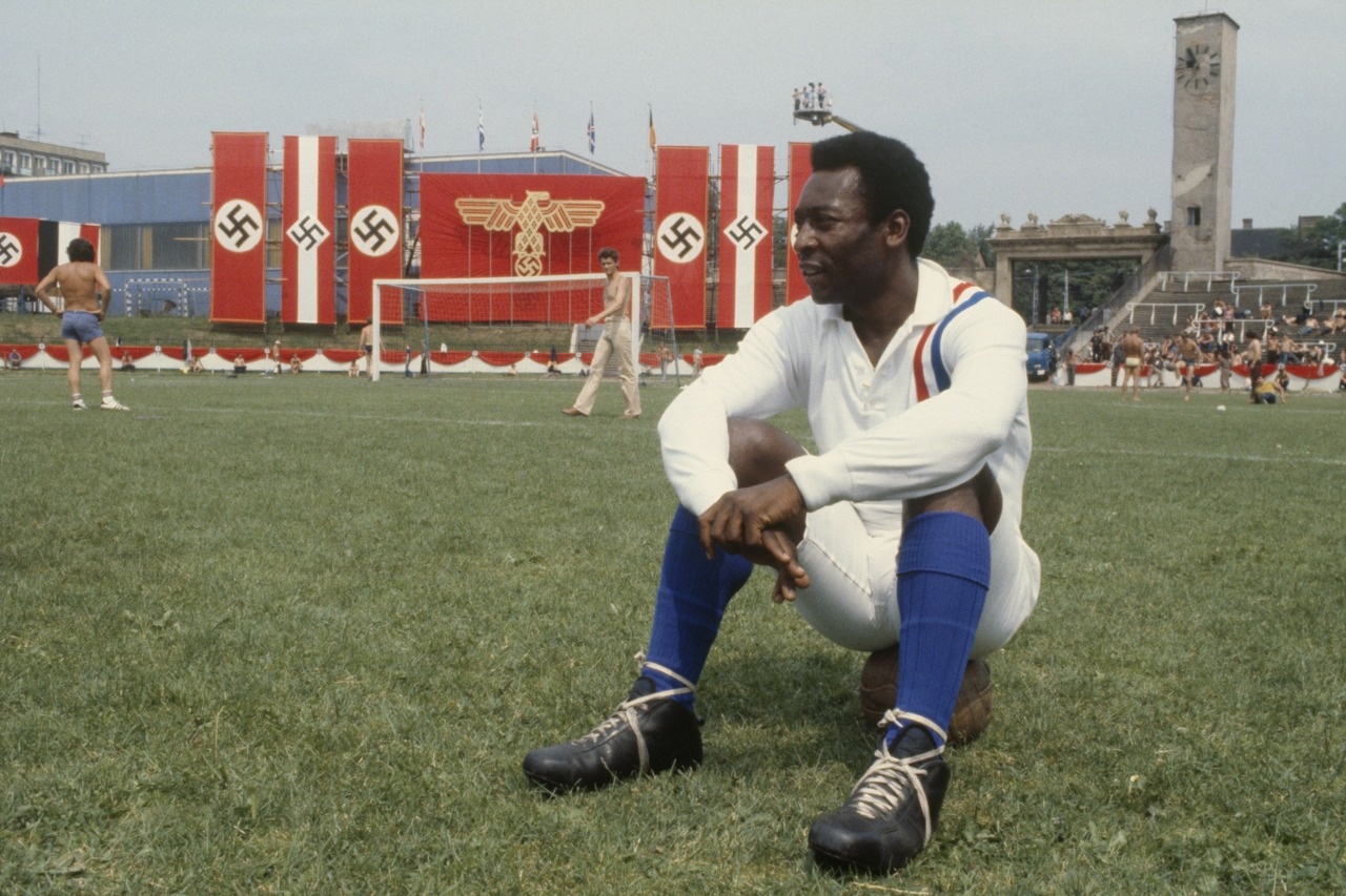 Vua bóng đá Pelé cũng từng góp mặt trong bộ phim kinh điển về đề tài bóng đá.