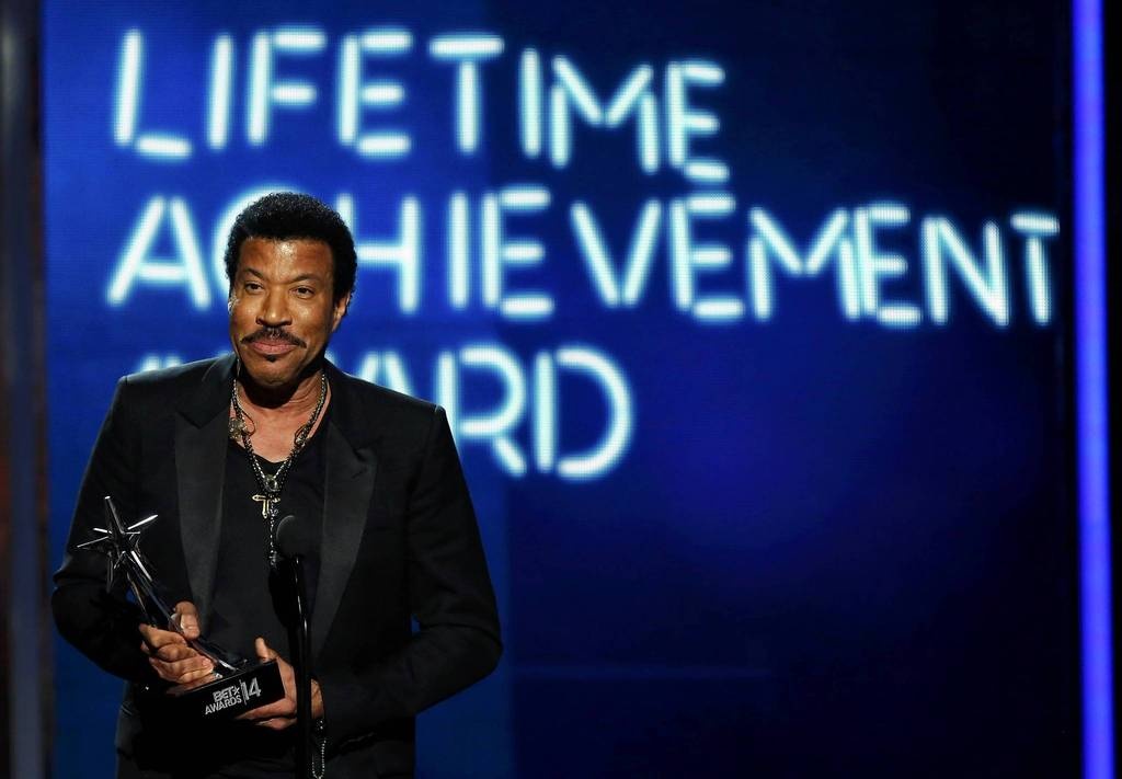 Lionel Ritchie dành giải cống hiến trọn đời từ ban tổ chức của BET Awards.
