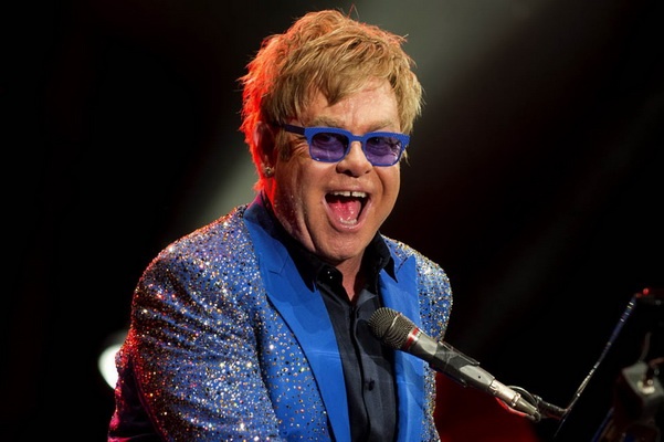 Elton John tin Chua se chap thuan hon nhan dong gioi hinh anh