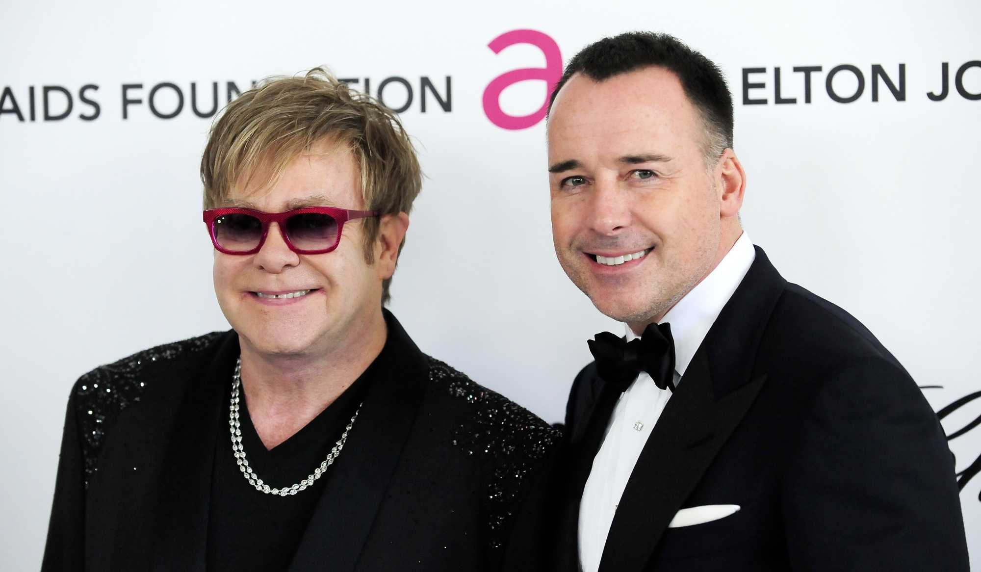 Elton John bên cạnh người bạn đời David Furnish.