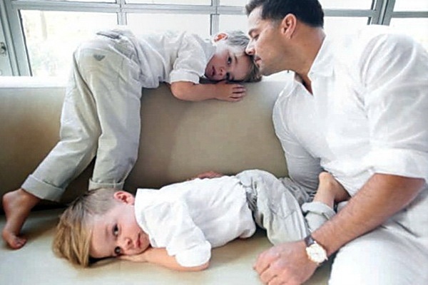 Nam danh ca Ricky Martin muon co con gai hinh anh