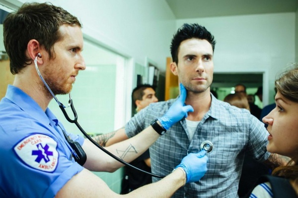 Adam Levine khien ban gai nhap vien trong MV moi hinh anh