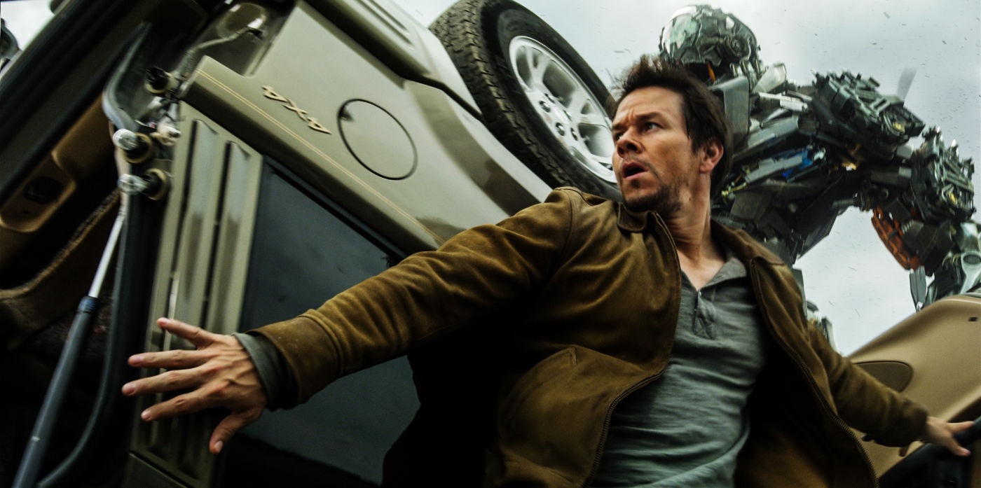 Bước sang tuổi 43, Mark Wahlberg có một ngả rẽ quan trọng trong sự nghiệp khi vừa thủ vai chính trong bom tấn Transformers: Age of Extinction của đạo diễn Michael Bay. Nhưng không phải ai cũng biết rằng tài tử từng là một nam rapper gây tranh cãi, người mẫu đồ lót, thậm chí là một tay du đãng trong khu phố anh sống và nhiều lần vướng vòng lao lý.