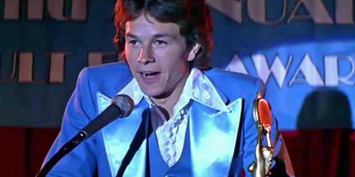 Có một điều trớ trêu rằng Boogie Nights là bộ phim chứa đựng nhiều cảnh nóng bỏng khi đào sâu vào ngành công nghiệp phim cấp III, trong khi Mark Wahlberg lại đang muốn thoát khỏi hình tượng “kiệm vải” ở thời điểm đó. Dẫu vậy, bộ phim khá thành công khi thu về <abbr class=