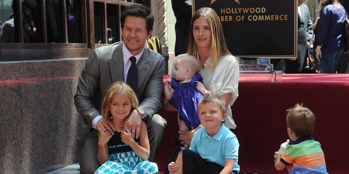 Trước đó, trong năm 2009, Mark Wahlberg kết hôn với cô bạn gái lâu năm, người mẫu Rhea Durham. Hiện hai người đã có với nhau 4 đứa con.