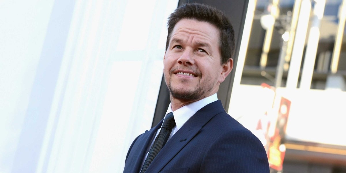 Bước sang tuổi 42 vào năm 2013, Mark Wahlberg gây bất ngờ cho người hâm mộ khi anh tuyên bố vừa tốt nghiệp trung học. Đây là mục tiêu mà anh muốn hoàn thành vì bản thân anh lẫn đám trẻ ở nhà. Mark Walhberg cho biết anh không muốn trở thành tấm gương xấu trong chuyện học vấn với con cái. 