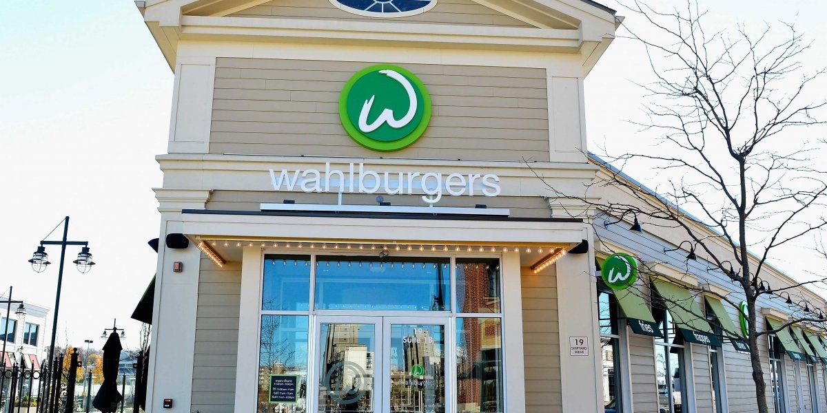 Cũng trong năm này, Mark Wahlberg dấn thân vào thế giới truyền hình thực tế. Nam diễn viên và những người anh em, cùng với mẹ của anh, cho phép kênh A&E theo chân họ khi gia đình Wahlberg mở một cửa hàng bánh hamburger tại Boston mang tên Wahlburgers.