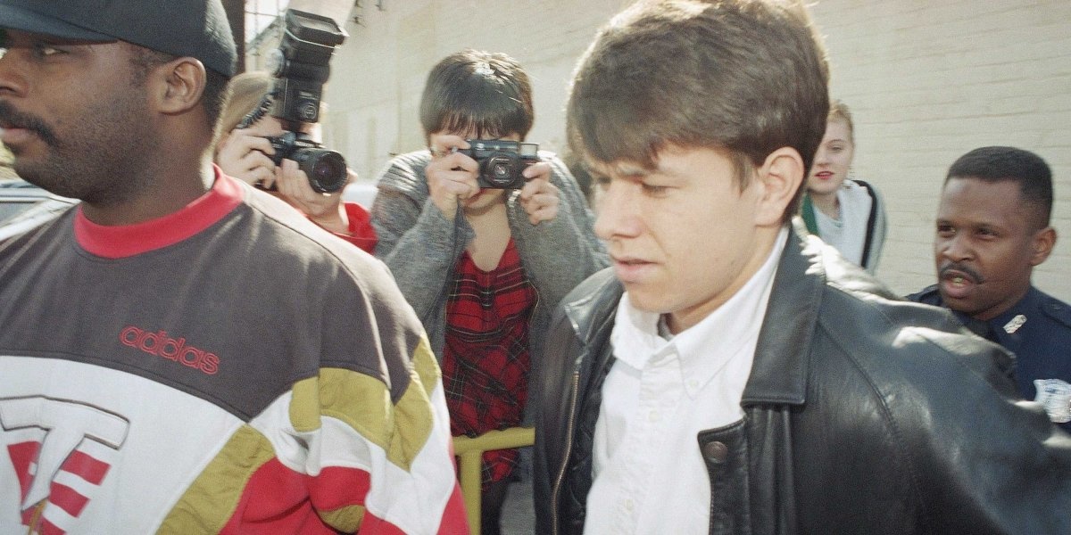 Mark Wahlberg bị đuổi khỏi trường học năm 13 tuổi. Kể từ đó anh dấn thân vào con đường bất hảo: bán ma tuý và ăn trộm xe hơi. Ở tuổi 17, anh trải qua giai đoạn đen tối nhất của cuộc đời khi bị tống vào tù vì tội hành hung người khác. Tuy bị tòa án tuyên phạt án 2 năm tù nhưng Wahlberg chỉ thụ án 45 ngày tại một trong những nhà tù tồi tệ nhất tại Boston.