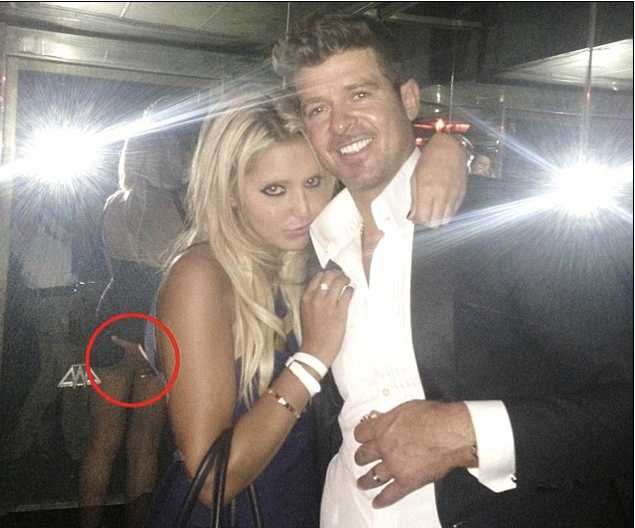 Những hình ảnh thế này là bằng chứng không thể chối cãi cho sự thiếu chung thủy của Robin Thicke.