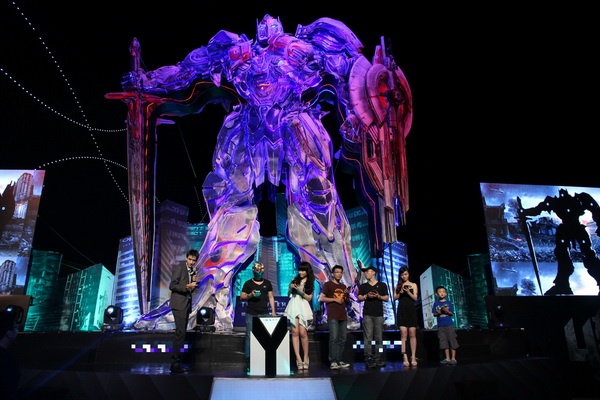 Mo hinh robot ‘Transformers 4’ lap ky luc tai Viet Nam hinh anh