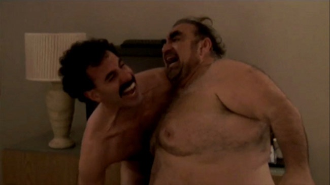 Sacha Baron Cohen trong Borat (2006): Từng xuất hiện trong các bộ phim đình đám như Sweeney Todd: The Demon Barber of Fleet Street hay Les Misérables, nhưng trên thực tế, Sacha Baron Cohen còn là một nhà biên kịch tuyệt vời. Anh viết kịch bản và đóng chính trong bộ phim gây rất nhiều tranh cãi Borat: Cultural Learn of America for Make Benefit Glorious Nation of Kazakhstan. Tác phẩm chứa đựng nhiều phân cảnh táo bạo mà trong đó trường đoạn giữa anh và và người quản lý trong phim được xem là một trong những cảnh nóng dị thường nhất trên màn ảnh từ trước tới nay.