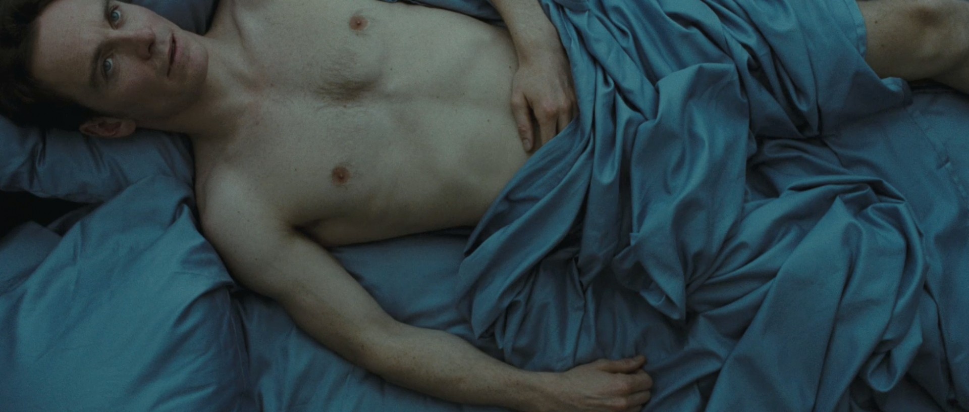 Michael Fassbender trong Shame (2011): Tài tử mang dòng máu lai giữa Ai-len và Đức, sở hữu một gương mặt mạnh mẽ nam tính, thích hợp cho nhiều vai diễn nặng ký trong các bộ phim lớn. Khả năng diễn xuất của anh được khẳng định qua nhiều bộ phim cực kỳ nổi tiếng như 12 Years a Slave, Prometheus, Inglourious Basterds, và loạt phim X-Men. Nhưng một trong những màn diễn xuất ấn tượng nhất trong sự nghiệp của anh hẳn là bộ phim tâm lý táo bạo Shame, do Steve McQueen làm đạo diễn. Phim kể về một người mắc chứng bệnh nghiện tình dục, bên cạnh việc mô tả mối quan hệ phức tạp và trắc trở giữa anh và người em gái.