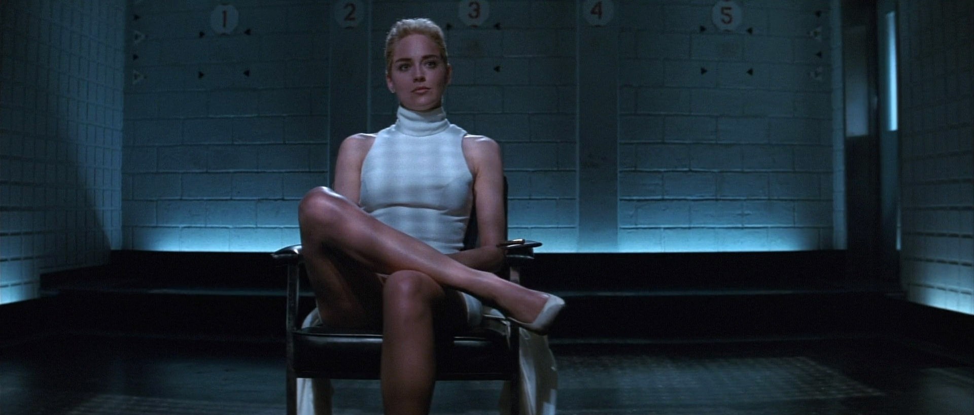 Sharon Stone trong Basic Instinct (1992): Có lẽ chẳng cần phải giải thích gì thêm về màn trình diễn táo bạo của Sharon Stone trong Basic Instinct, bởi bộ phim chứa đựng một trong những cảnh nóng ấn tượng nhất trong lịch sử điện ảnh và tạo nên tên tuổi của nữ ngôi sao. Dù bị cắt gọt đến 14 lần trước khi được trình chiếu để vượt qua những yêu cầu của cơ quan kiểm duyệt, Basic Instinct đã, đang và sẽ luôn là một cái tên xuất hiện trong các danh sách phim nóng bỏng nhất mọi thời đại.