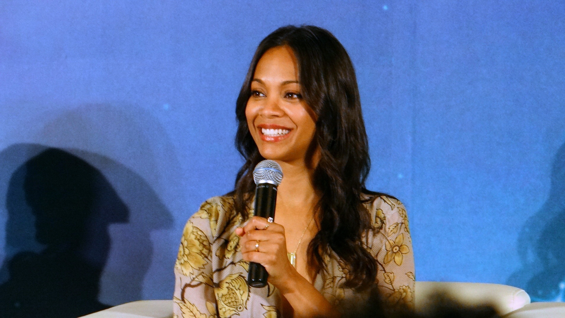 3.	Zoe Saldana tự tin dự đoán đội tuyển Argentina và siêu sao Lionel Messi sẽ là những người chiến thắng trong trận đấu cuối cùng của ngày hội bóng đá lớn nhất hành tinh năm nay.