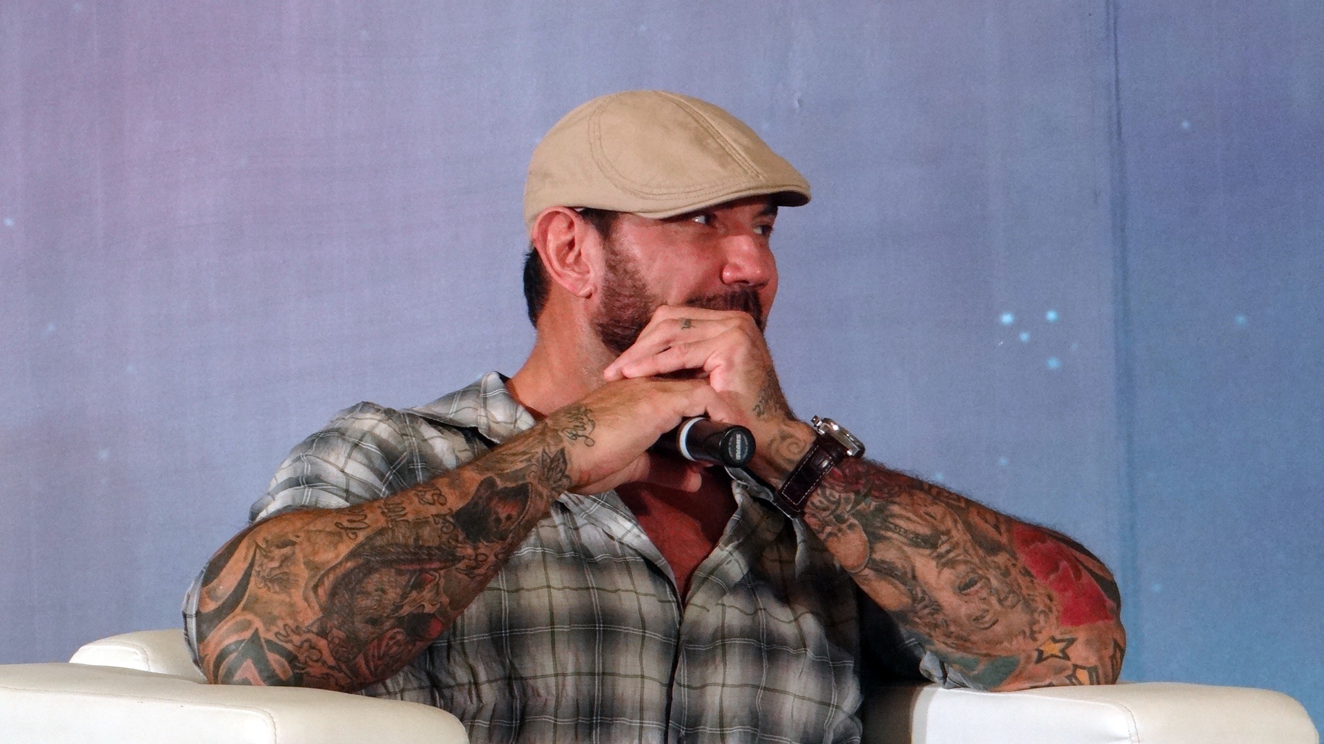 5.	Trong khi đó, đô vật nổi tiếng của WWE là Dave Batista có vai diễn lớn đầu tiên trên màn ảnh rộng khi hóa thân thành Drax - Kẻ hủy diệt trong Guardians of the Galaxy. Nhân vật của anh là người có món nợ máu với ác nhân Ronan - Kẻ buộc tội trong phim.