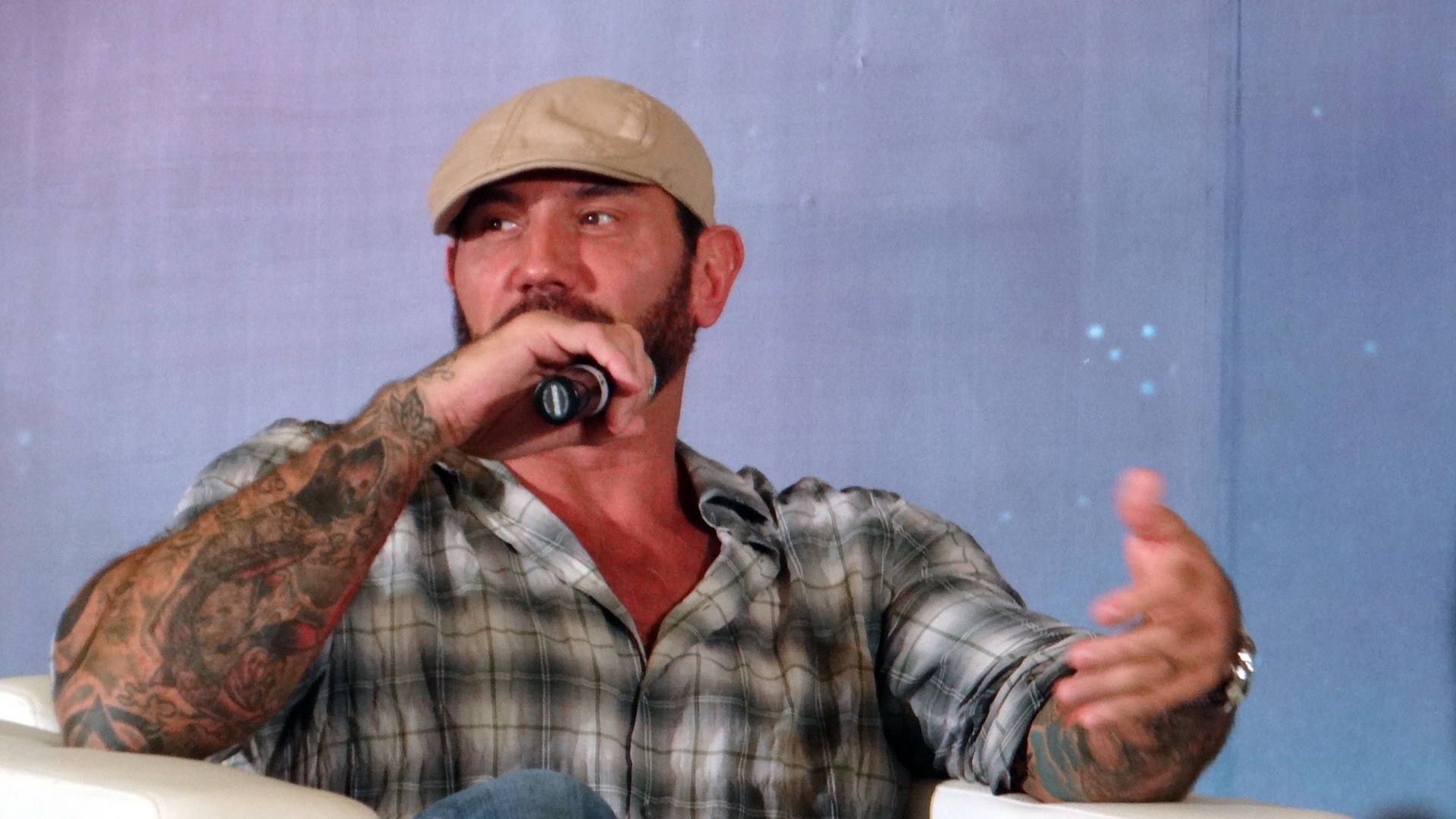 6.	Bởi từng có nhiều năm kinh nghiệm trên các sàn đấu nên Dave Batista không gặp nhiều khó khăn khi phải thực hiện các pha hành động. Thách thức lớn nhất đối với anh là việc hàng ngày phải mất 4 tiếng để hóa trang và 1 tiếng rưỡi để tẩy trang sau khi hoàn thành công việc.