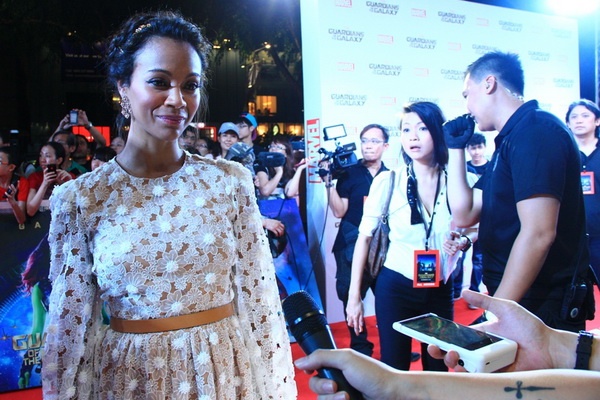 Nu minh tinh 'Avatar' toa sang tren tham do Singapore hinh anh